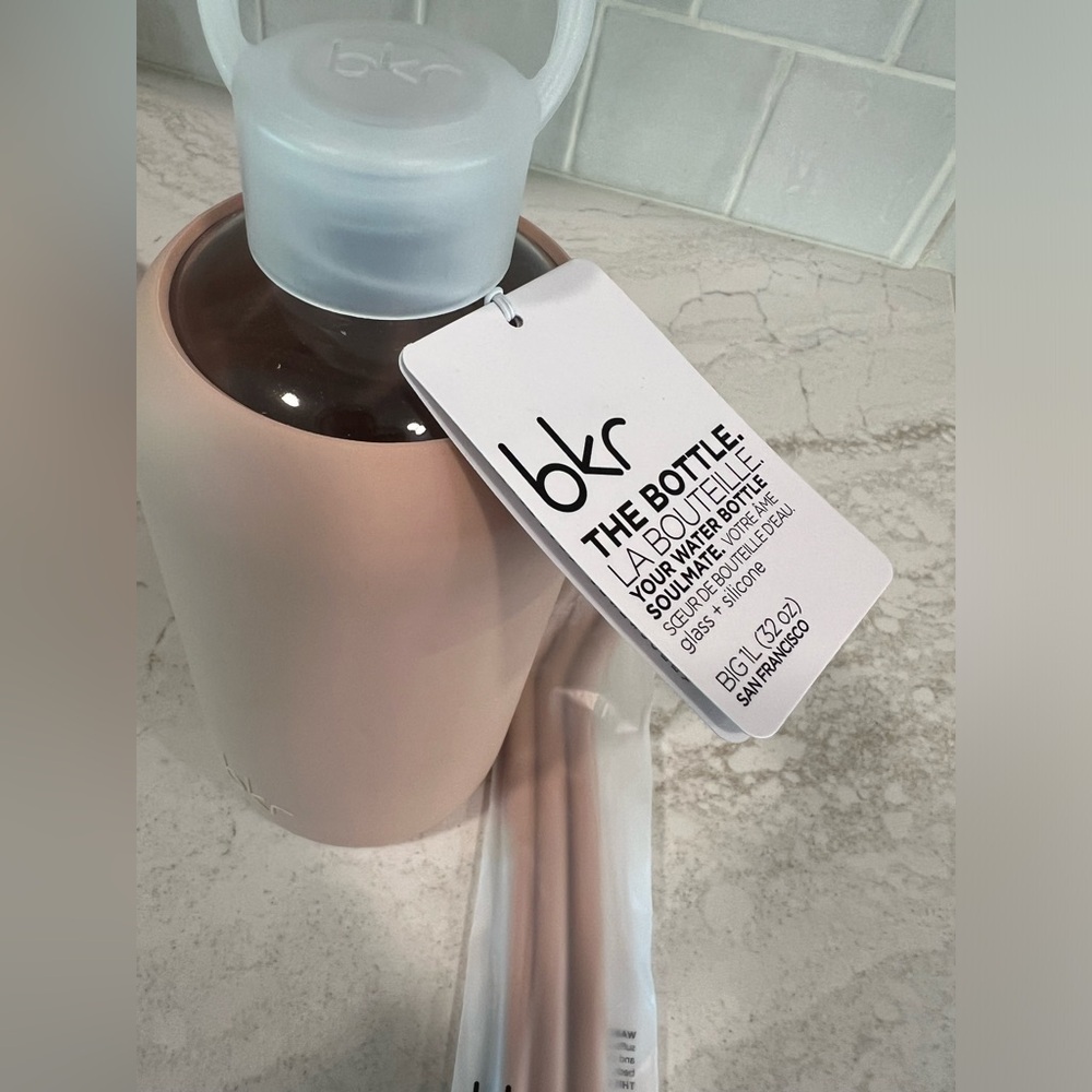 bkr 500ml glass water silicone sleeve bottle in teddy with matching straws